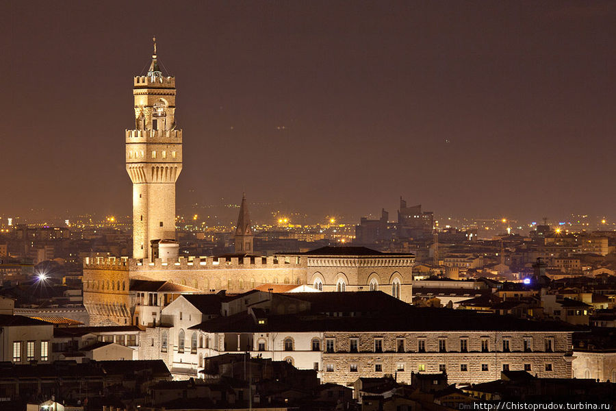 Палаццо Веккьо. Oдно из наиболее известных строений Флоренции, её символ и один из символов Италии. Сейчас дворец служит ратушей. Также в недрах «Старого Дворца» расположена библиотека. Над палаццо возвышается башня Арнольфо, высотой 94 метра.