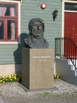 Р. Амундсен перед Полярным музеем
