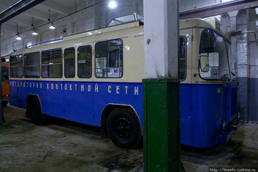Троллейбус — лаборатория. Он ездит на бензиновом двигателе, а усы у него для проведения исследований. Санкт-Петербург, Россия