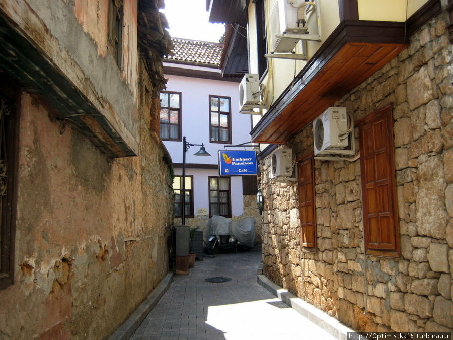 Вот такая узкая улочка ведёт к отелю Анталия, Турция