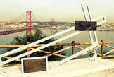 У подножия статуи находится смотровая площадка, с которой открывается панорамный вид на Лиссабон и мост 25 апреля, который расположен непосредственно у подножия памятника.