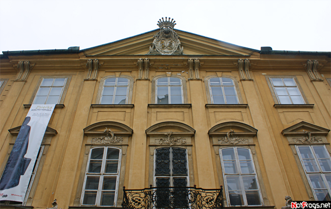 Фасад дворца Мирбаха 18 в