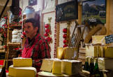 Продавец сыра на рождественском базаре в Гренобле