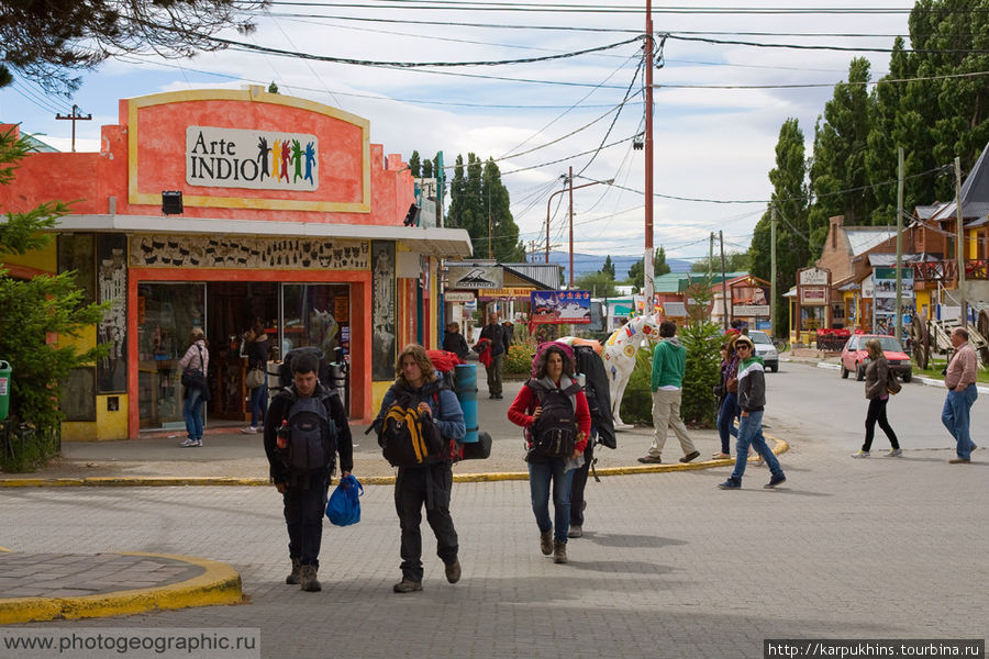 На центральной улице всегда полно народа. Эль-Калафате, Аргентина