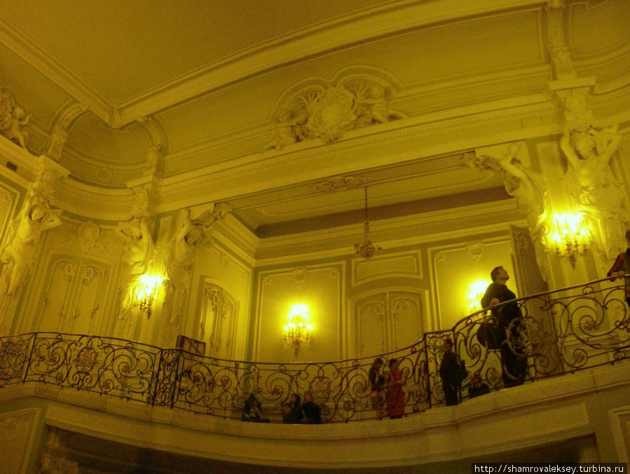 Ну а я прощаюсь с Дворцом. Парадная лестница ведёт меня вниз. Санкт-Петербург, Россия