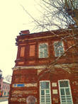 Люблю такие массивные старые дома из красного кирпича. На углу ул. Ленина