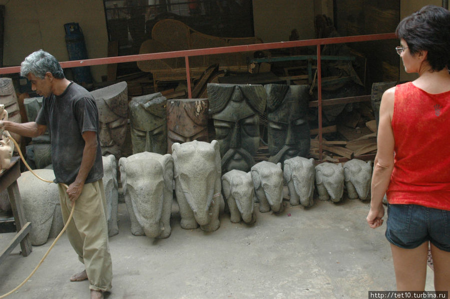 много каменных штучек готовых для продажи Шри-Ланка