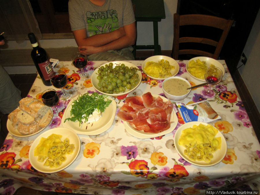 Приготовили скромный ужин Монтерони-д'Арбия, Италия