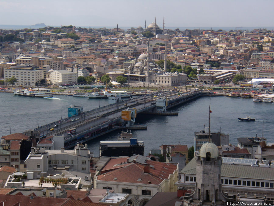 Самый красивый вид с высоты в Стамбуле открывается, конечно же, с Галатской башни. Все первые фото в этом альбоме сделаны с нее.  Мост через залив Золотой Рог предстает во всей своей красе. Стамбул, Турция