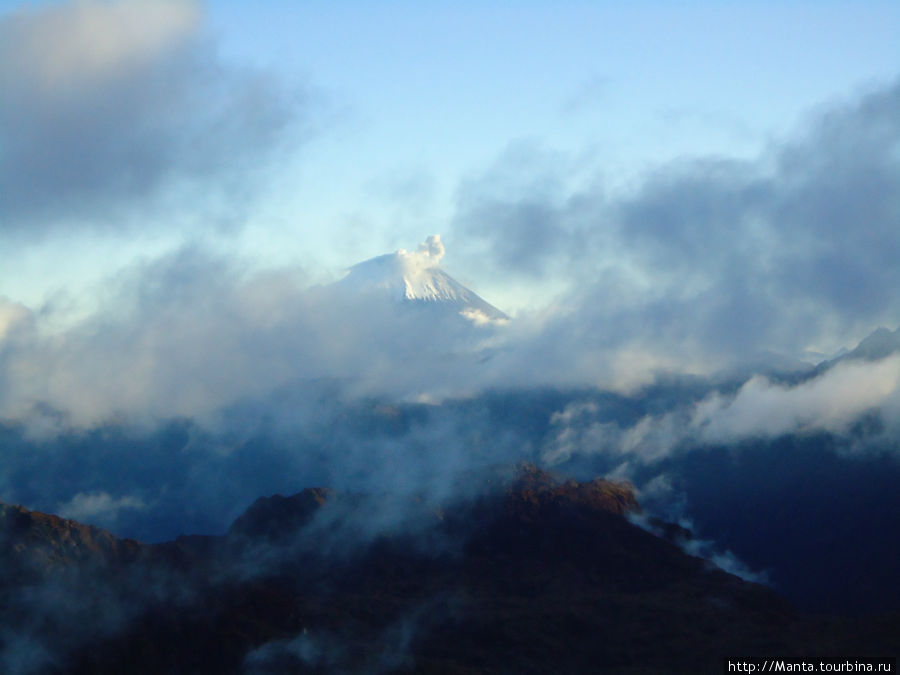 Сангай. Если присмотреться, можно увидеть дым, который выходит из фумарол вулкана. Риобамба, Эквадор