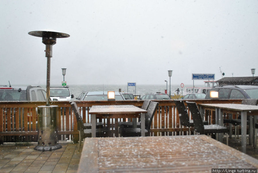 Вид из окна кафе  на набережную и пристань кораблика Стефани, курсирующего между берегами. Хальштатт, Австрия