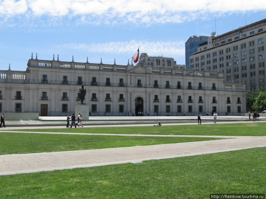 Официальная часть города — президентский дворец Сантьяго, Чили