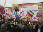 На главной площади обнаружился небольшой митинг, как это часто бывает на Украине