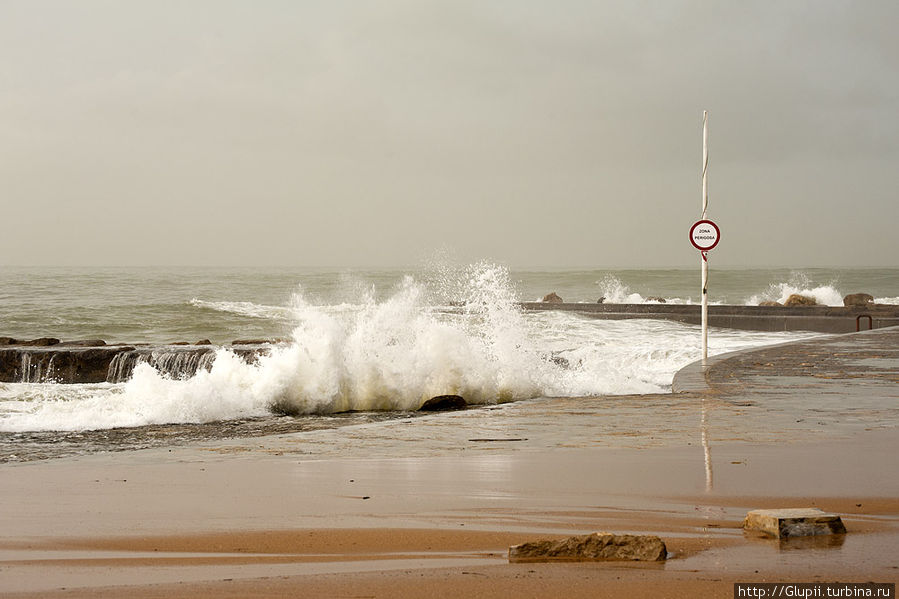 Дождливое утро на берегу океана Эшторил, Португалия