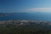 На горизонте остров Капри.