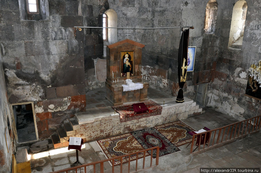 Во многих армянских церквях на полах лежат ковры. Наверное это мусульманское влияние. Мастара, Армения