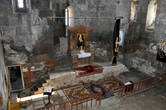 Во многих армянских церквях на полах лежат ковры. Наверное это мусульманское влияние.