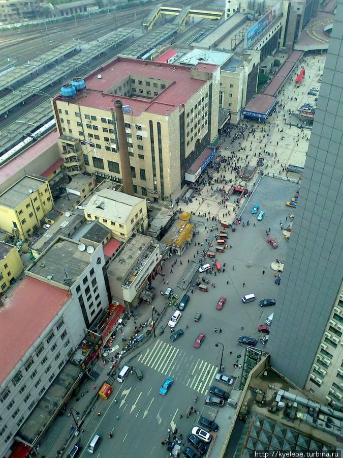 Вид с самого верхнего этажа отеля на харбинский вокзал. Харбин, Китай