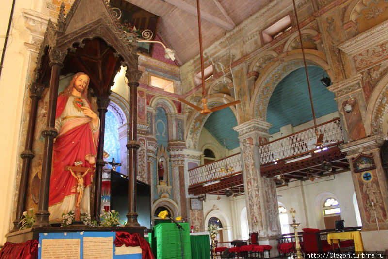 Внутреннее убранство базилики Санта Круз Кочи, Индия