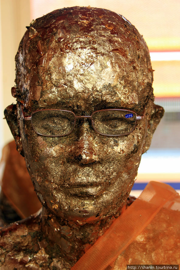 Голова монаха, покрытая золотыми пластинками Прачуап-Кхири-Кхан, Таиланд