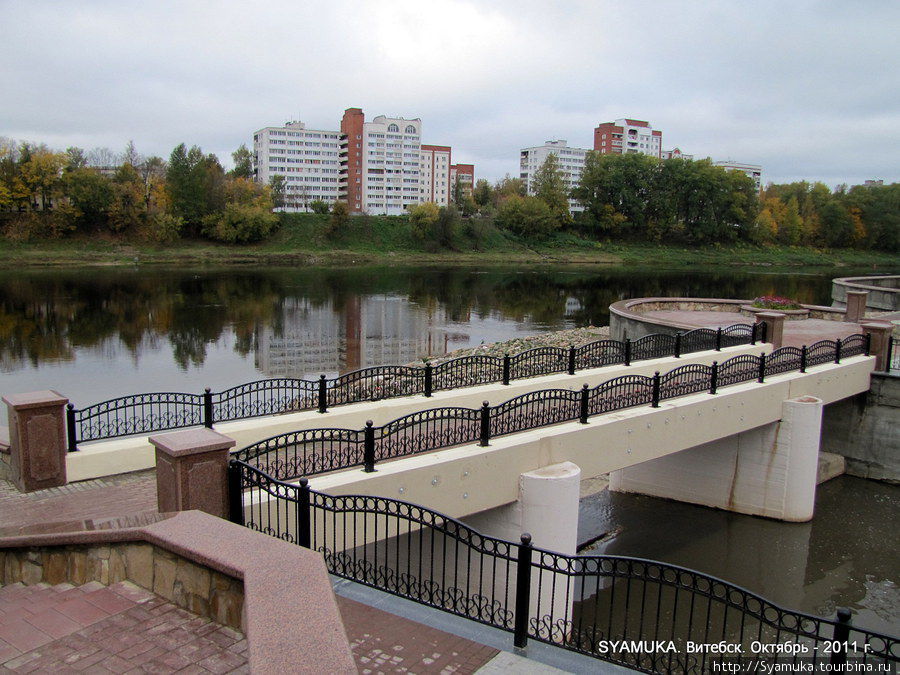 Мостик через Витьбу ведет к соборной лестнице со стороны Западной Двины. Витебск, Беларусь