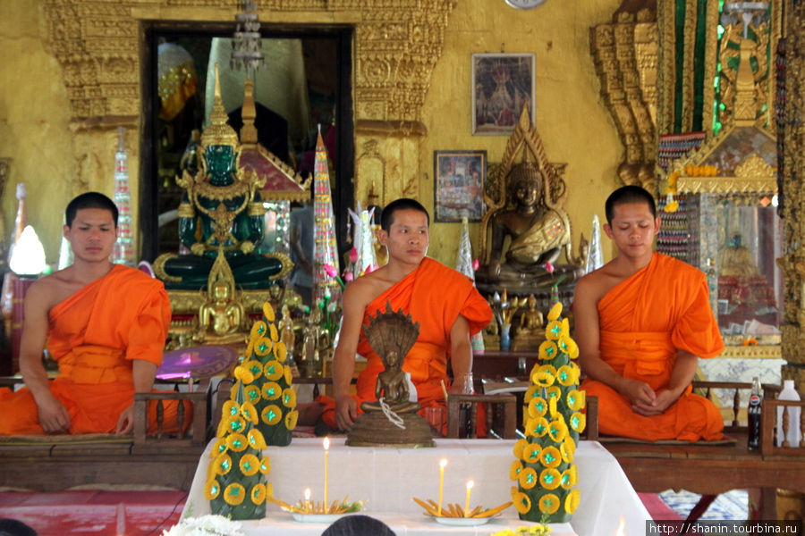 Торжественная служба в монастыре Ват Си Мыанг Вьентьян, Лаос