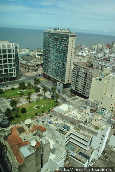А вот и главная площадь города — площадь Независимости Монтевидео, Уругвай