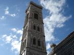заметная достопримечательность Флоренции — колокольня работы великого Джотто (Campanile di Giotto), имеющая высоту 84 метра