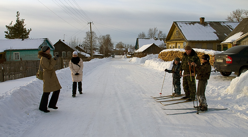 Образцовое позирование :) Каргополец с парой сыновей попросил сфотографировать их на лыжной прогулке. Каргополь, Россия