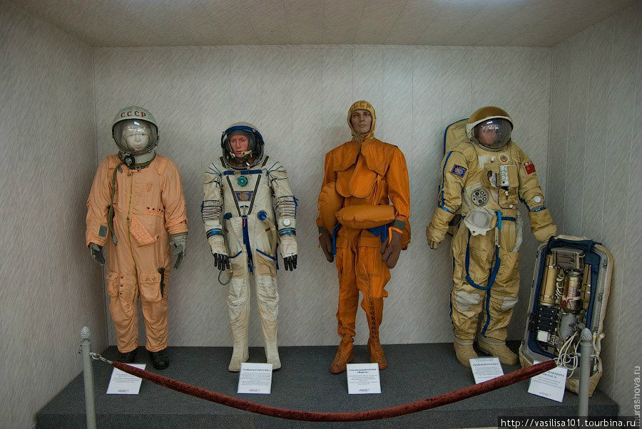 Слева направо: скафандр СК-1 (как у Гагарина во время первого полета), сокол КВ-2 (впервые применялся в 1980 г.), спасательный костюм “Форель” (в случае аварийного приводнения, человек может находиться в таком костюме на воде до трех суток), скафандр ОРЛАН-Д и ранец к нему (для выходов в открытый космос, эксплуатировался с 1977 по 1984 гг.) Королёв, Россия