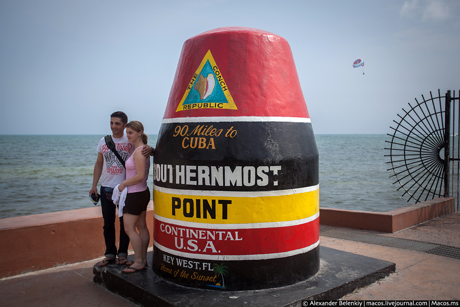 Вот она — самая южная точка Америки! Крашеная разноцветная шишка, повествующая о том, что до Кубы — 90 миль. Ки-Уэст, CША