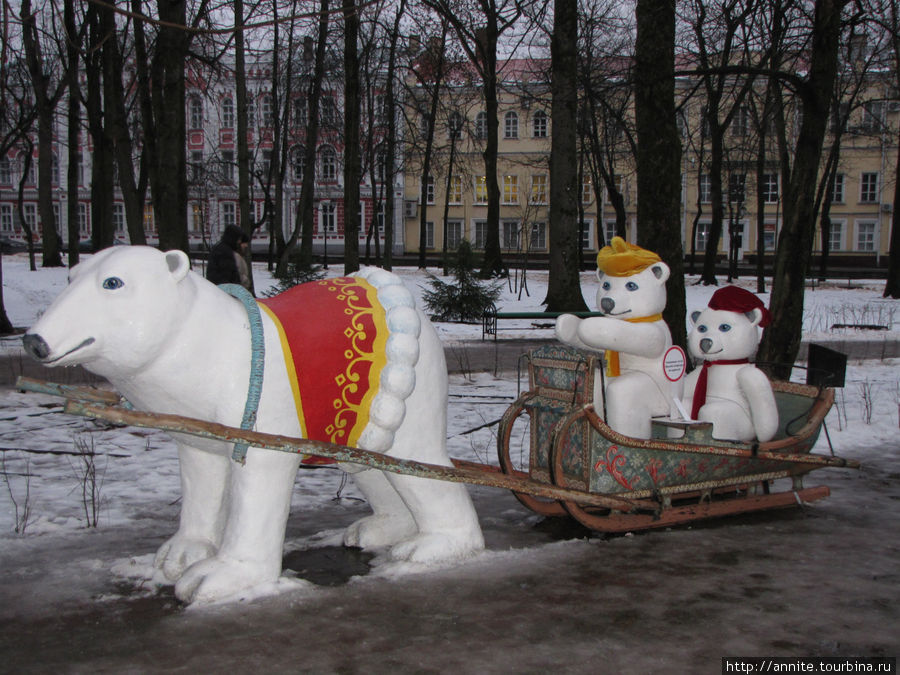 Новогоднее оформление снаружи. Белые медведи. Смоленск, Россия