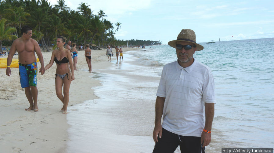 Все как полагается на острове в Карибском море: белый песок, голубая вода...