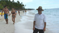 Все как полагается на острове в Карибском море: белый песок, голубая вода...