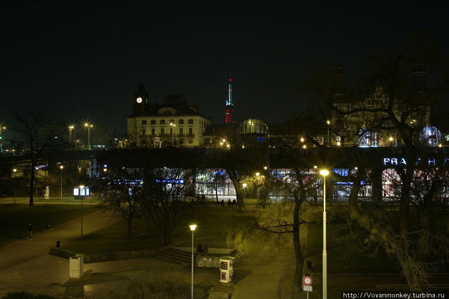 Вид из окна на Hlavní nádraží. Прага, Чехия