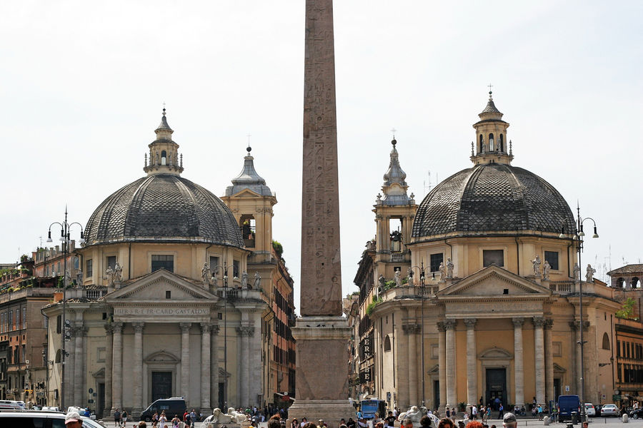 Игра «найди 10 отличий», похоже, впервые появилась на Пьяцце дель Пополо. Игра «найди 10 отличий», похоже, впервые появилась на Пьяцце дель Пополо.