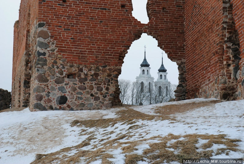 Вид с замка на костел Лудза, Латвия