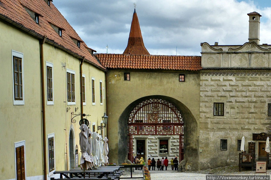 Красные ворота — вид из I двора замка Чешский Крумлов, Чехия