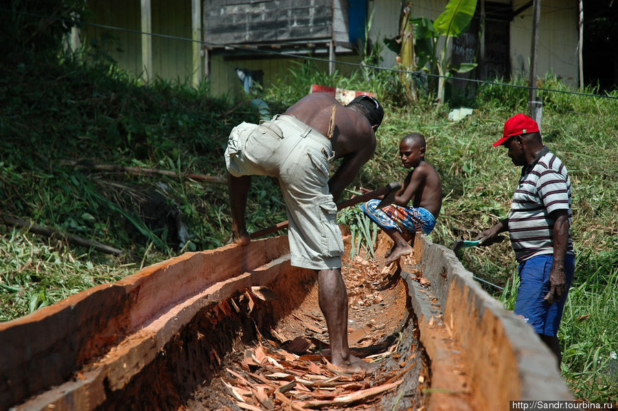 Каноэ, которые изготавливают на реке Мамберамо, гораздо длиннее, а балансиры отсутствуют. Папуа, Индонезия