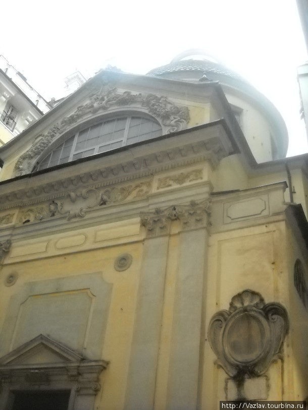 Фасад и купол церкви Генуя, Италия