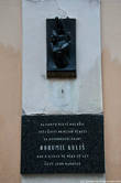 Такие мемориальные доски, посвященные погибшим при освобождении Праги, висят во многих местах.