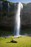 Водопад с тяжело выговариваемым названием Seljalandsfoss, высота падения воды 60 метров.