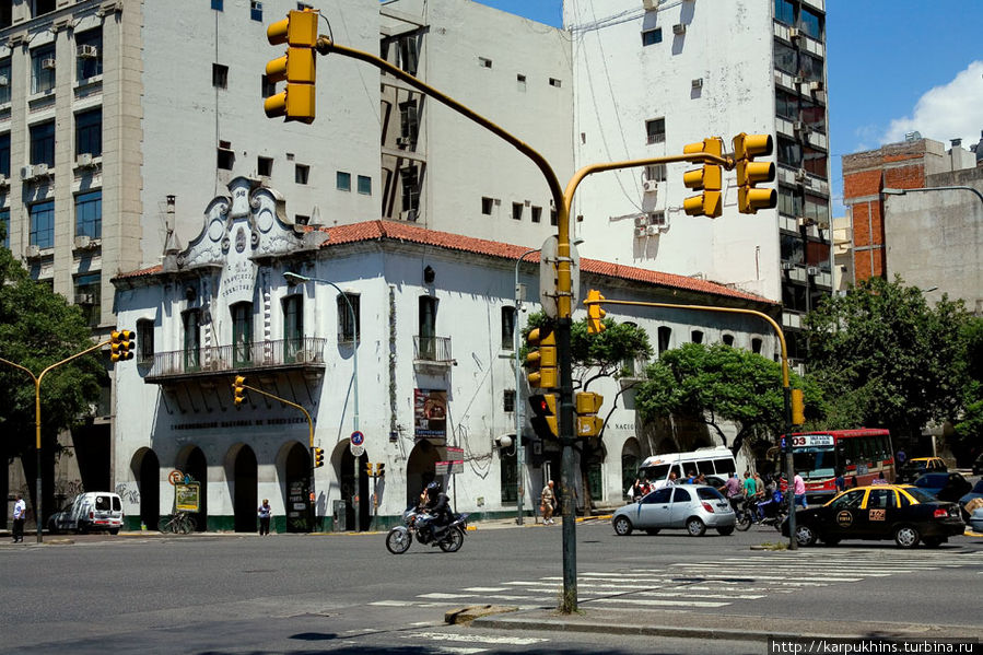 В Буэнос-Айресе очень фотогеничные и композиционные светофоры. Буэнос-Айрес, Аргентина