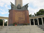 Памятник бойцам Красной Армии. В центре Вены.