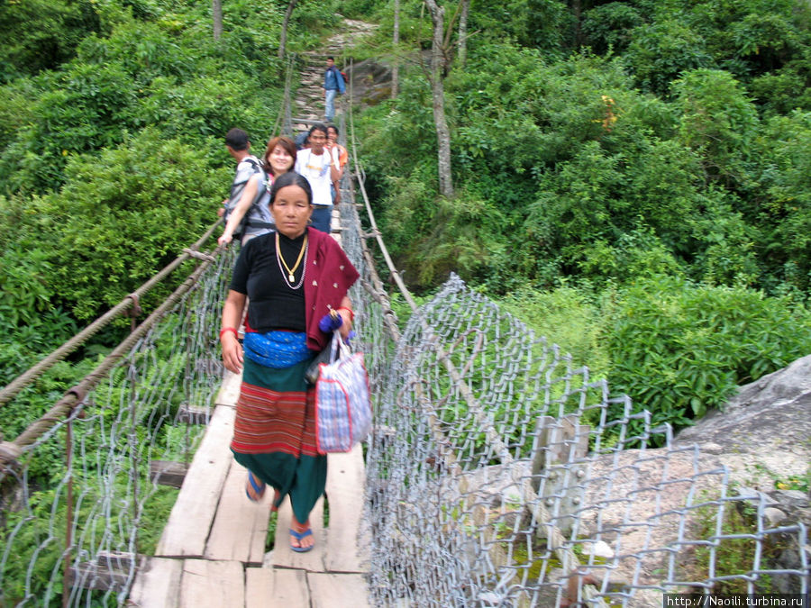 После пешеходного моста через реку дорога заканчивается, дальше только пешком Бесисахар, Непал