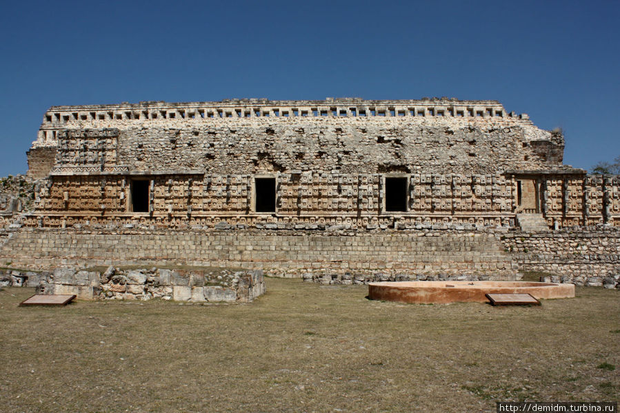 Храм масок. Впереди слева — алтарь иероглифов, справа — чултун. Кабах, Мексика