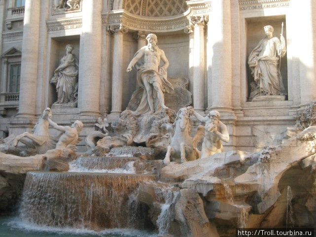 Центральная часть скульптурной композиции, со всем ее великолепием морского компонента римской мифологии Рим, Италия