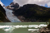 Ледник Серрано стекает в небольшое озеро, в котором плавают микро — айсберги, отколовшиеся от ледника. А из этого озера вытекает самая короткая река, что я видел в своей жизни. Метров через сто она уже впадает в морской залив.