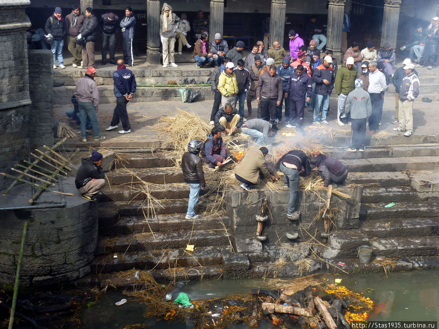 Деопатан. Храмовый комплекс Пашупатинатх и священная река Багмати.  Процесс кремации. Катманду, Непал