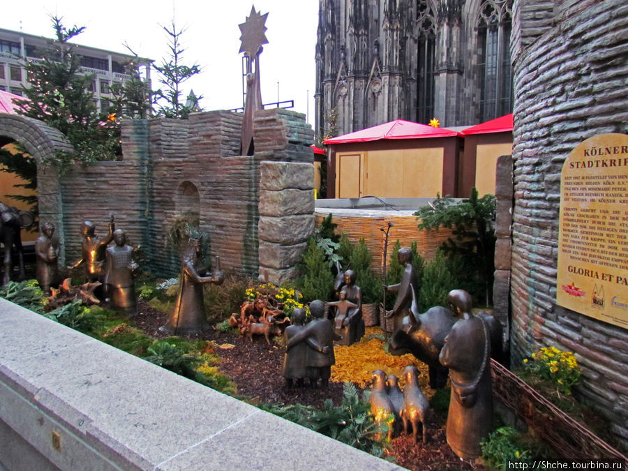 Во всех католических городах на площадях перед рождеством делают инсталяции сцены рождения Иисуса. В Кельне это выглядит так Кёльн, Германия